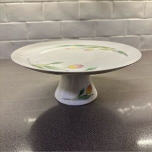 1980s Westbury Toscany Collection Tulips Porcelain Pedestal 10.25” Cake Stand